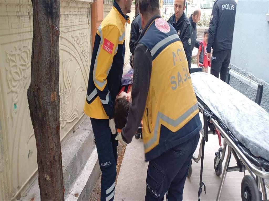 9 yaşındaki çocuğun ihbarıyla eve gelen polis, kadını bu halde buldu 5